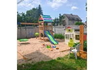 Dětské hřiště Northbrook s houpačkami a skluzavkou